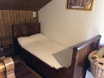 Lit banquette en noyer, démontable, avec sommer et matelas