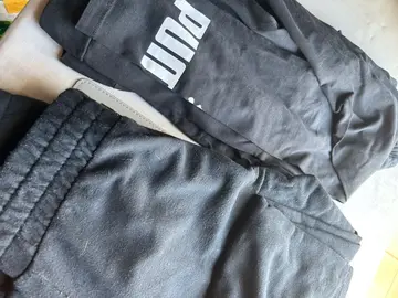 un sac de vêtements enfant