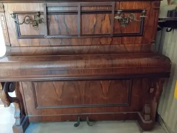 donne piano droit pour décoration