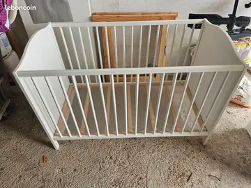 Lit bébé en bois ikea