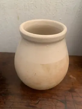 petite poterie ancienne pour y ranger ses ustensiles de cuisine par exemple
