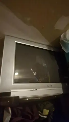 tv ancienne et colonne informatique