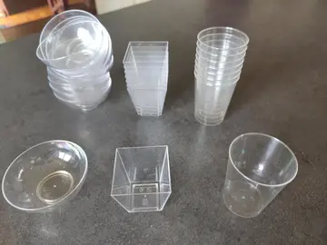 Lot de 28 verrines en plastique