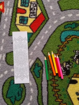 marque page avec ses crayons de couleurs