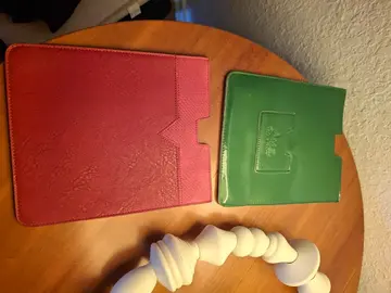pochettes neuves en simili cuir rouge et verte