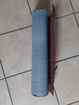 Rouleau de goudron entamé de 50,5 cm, reste 1,20m