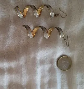 boucles d'oreilles dorées et argentées