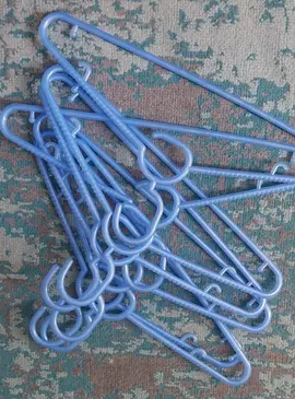lot de cintres bleus