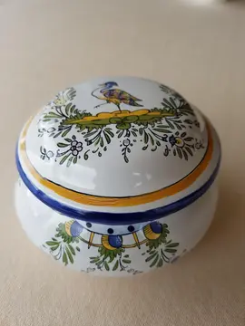 Bonbonnière en faïence décor bleu et jaune