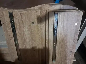 des petites planches marron avec rails