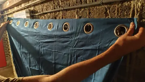 2 assiettes, 1 rideau bleu avec sa tringle, 1 arc avec flèches