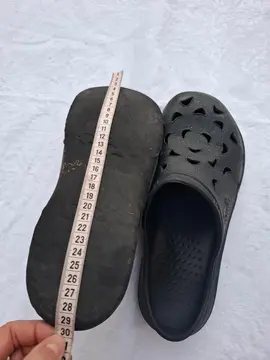 2 paires en crocs noirs P 43-44