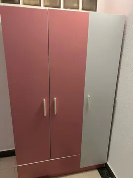 📦 À donner – Placard enfant 8 ans Je donne un petit placard pour fille de 8 ans, en très bon état.
