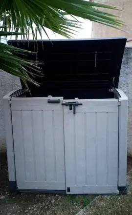 Abri pour poubelles