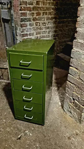 meuble vert métallique à tiroirs