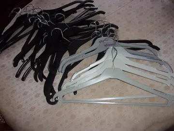 Lot 25 cintres pour vêtements