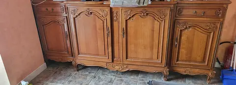 joli buffet très pratique avec beaucoup de rangement