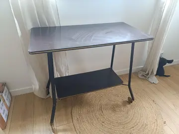 ancienne console table à roulette TV