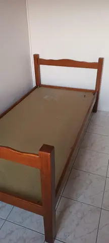 lit en bois avec matelas
