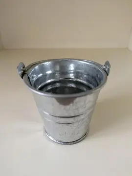 petit pot (en forme de seau) en métal