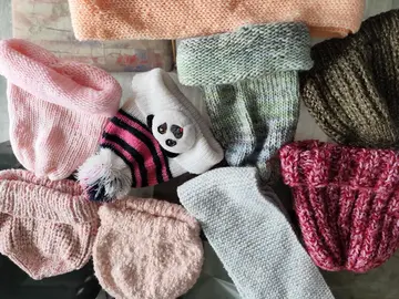 lot de bonnets et écharpe en laine