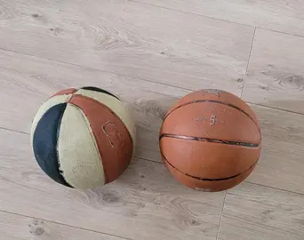 deux ballons de basket