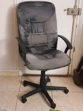 Chaise de Bureau, accoudoirs fixes, dossier réglable en dureté et profondeur.