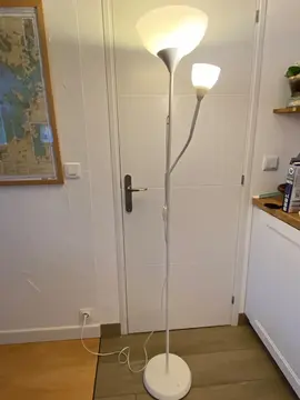 lampe blanche sur pieds