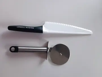 Lot couteau anti-rayures et roulette à pizza