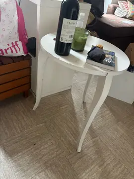 petit table trois pieds