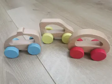 petites voitures en bois