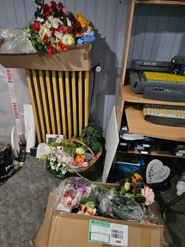 Donne cartons fleurs artificelles
