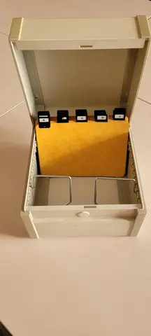 boîte à rangement avec tri alphabétique
