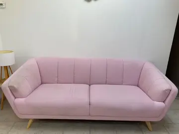 salon tissu rose pastel et bois clair