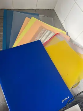diverses pochettes et un porte-document