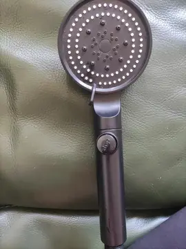 pommeau de douche avec arrêt stop et débit de l'eau.