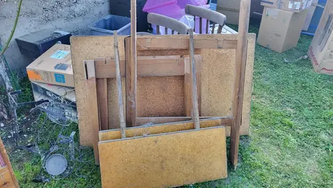grande table en bois avec ses rallonges