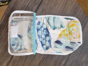 Petite pochette en tissu et plastique
