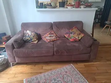 canape lit usé et un peu taché mais en parfait etat