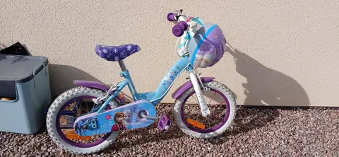 petit vélo avec casque reine des neiges