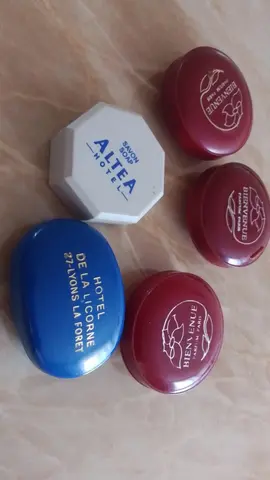 petites boîtes en plastique de tisue