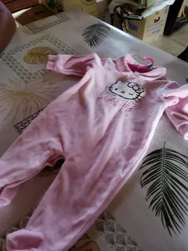 grenouillère 6 mois jamais porté rose