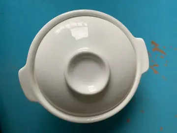 petit ramequin à couvercle en porcelaine