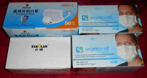 4 boites de 50 masques chirurgicaux neuves mais PERIMES