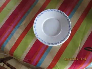 2 assiettes à dessert blanche et bleu