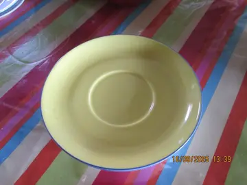Assiettes jaunes liseré bleu