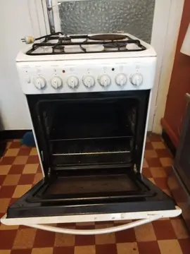 cuisinière gaz 3 feux plus 1 plaque électrique et fout électrique