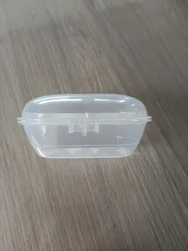 Petites boîtes en plastique