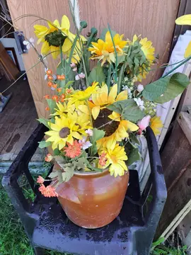 pot et fleurs artificielles.