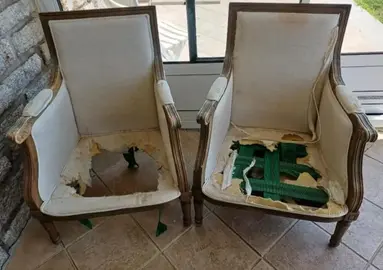 Paire de fauteuils à refaire